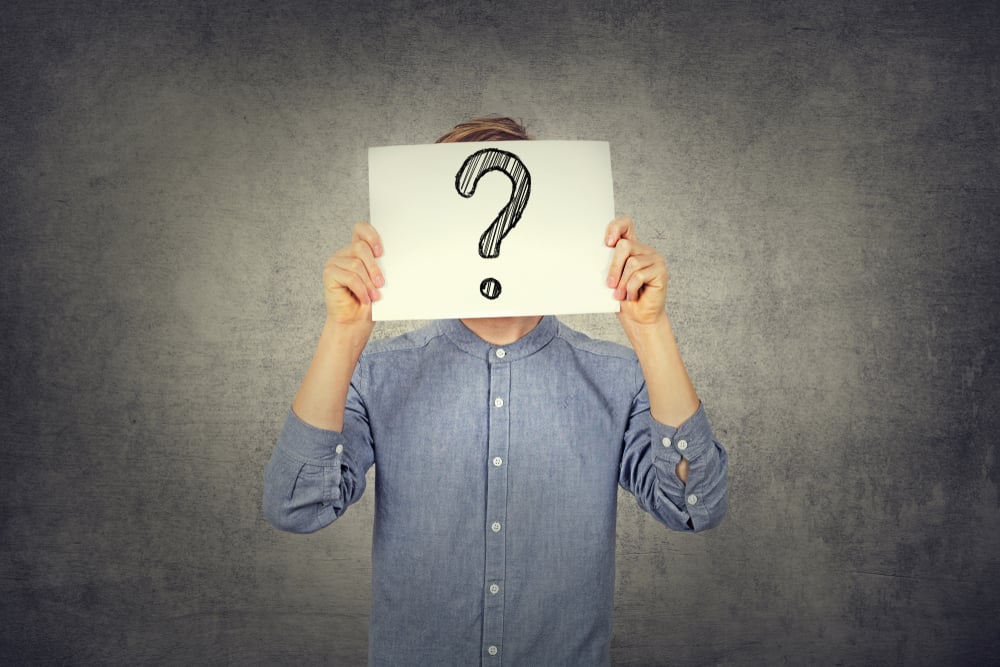 Geanonimiseerde persoon met vraagteken voor het hoofd