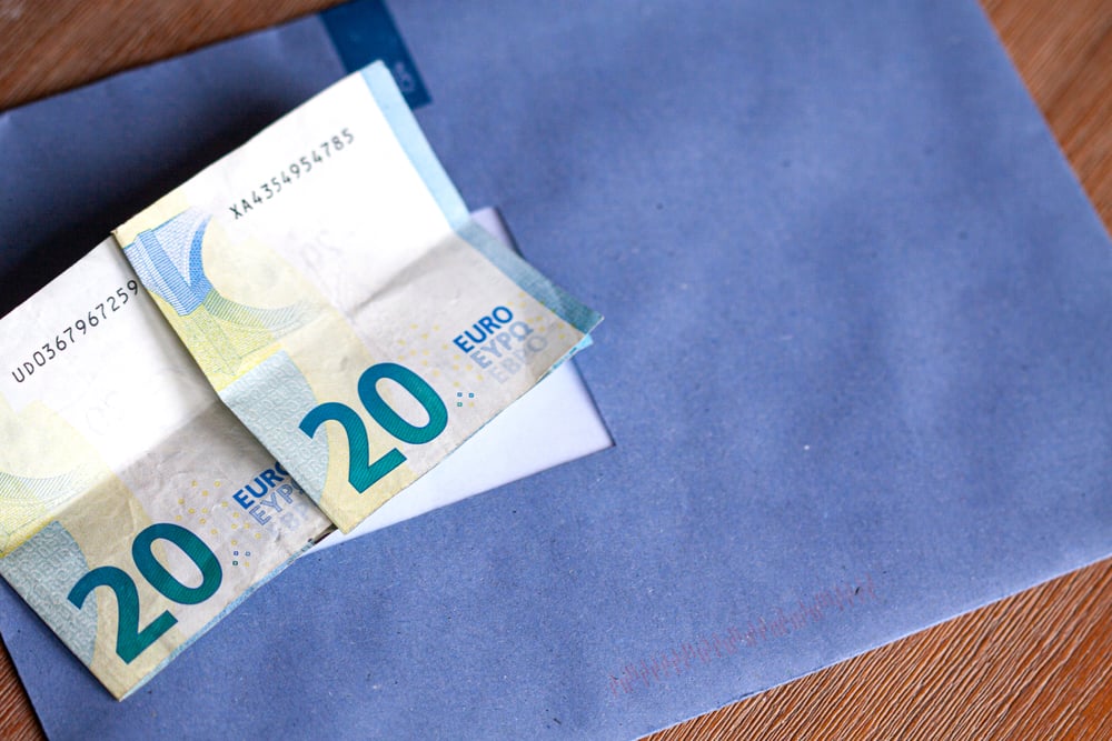 Blauwe belastingenvelop met geld