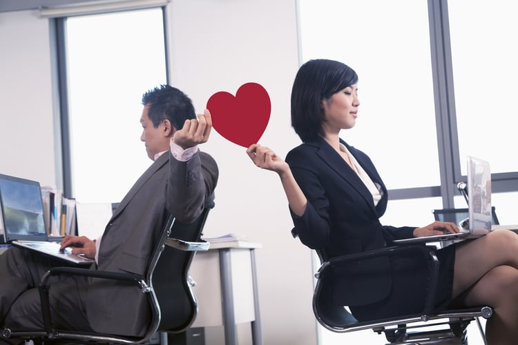 twee collega's geven een hart aan elkaar