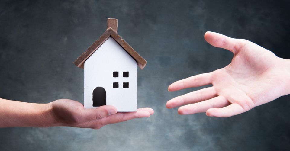Zijn verhuurders bij renovatieprojecten de wettlijeke verhuiskostenvergoeding verschuldigd voor verblijf huurder in een logeer-of wisselwoning? | JPR Advocaten